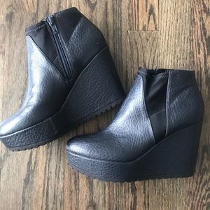 Simply Vera platform wedge boot size 7.5
